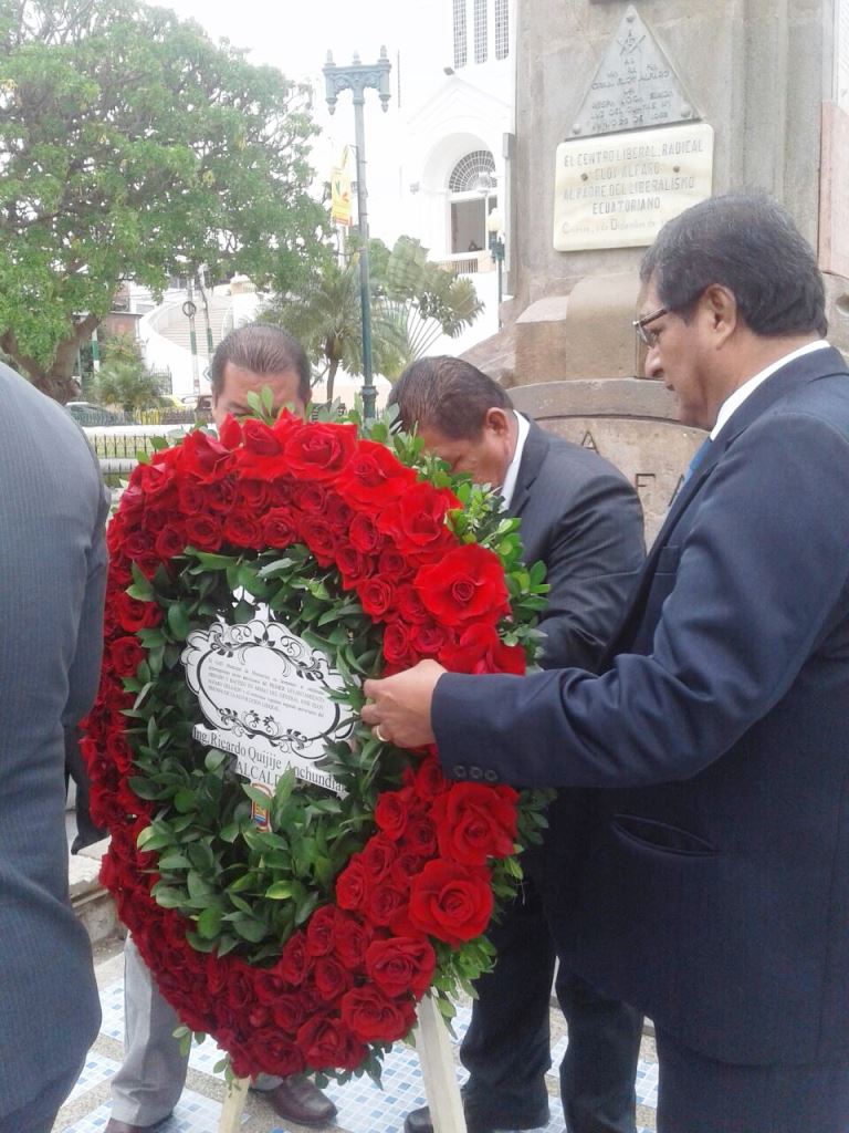 Autoridades cantonales de Montecristi depositan ofrenda floral en memoria de Eloy Alfaro Delgado.