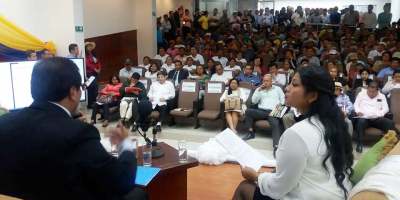 Alcalde de Montecristi presenta su rendición de cuentas de 2016, ante el público reunido en el palacio municipal. Manabí, Ecuador.