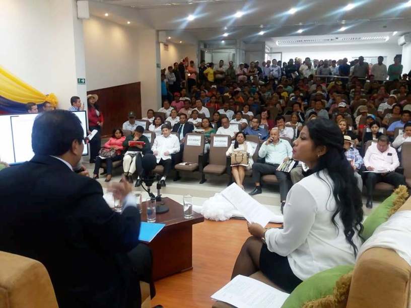 Alcalde de Montecristi presenta su rendición de cuentas de 2016, ante el público reunido en el palacio municipal. Manabí, Ecuador.
