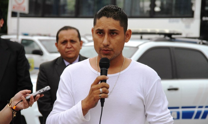 Roger Zambrano ofrece disculpas públicas a la Policía Nacional en Portoviejo. Manabí, Ecuador.