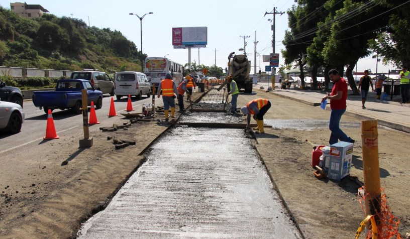 Tapan zanja abierta en la Avenida de la Cultura de Manta. Manabí, Ecuador.