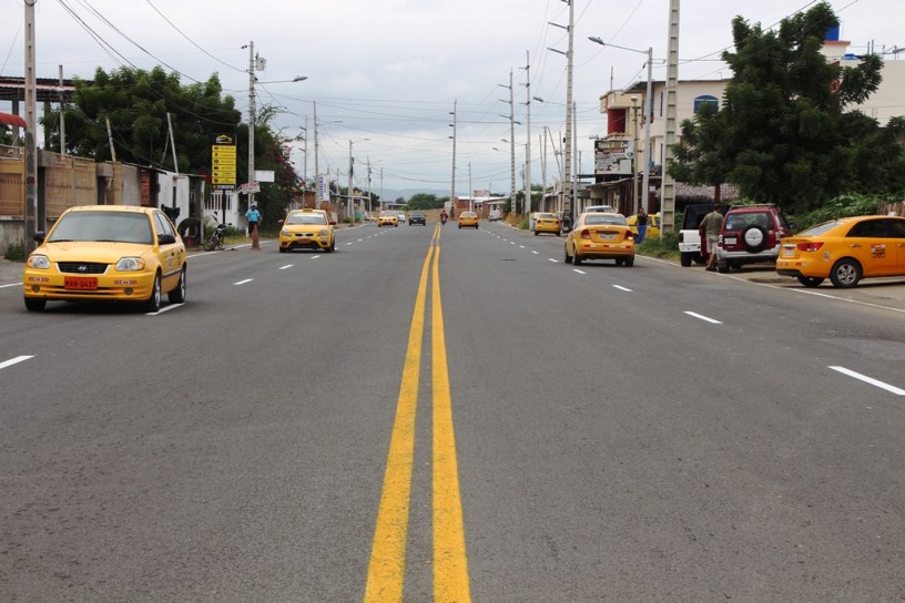 Vía Interbarrial de la ciudad de Manta, recientemente remozada. Manabí, Ecuador.