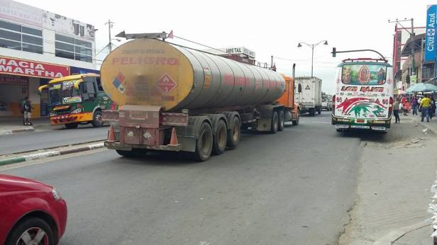 Camión pesado en Av Metropolitana de Montecristi