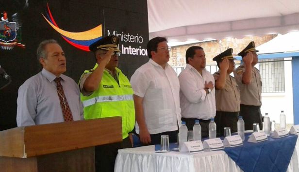 Entrega carros y casas Policía, autoridades