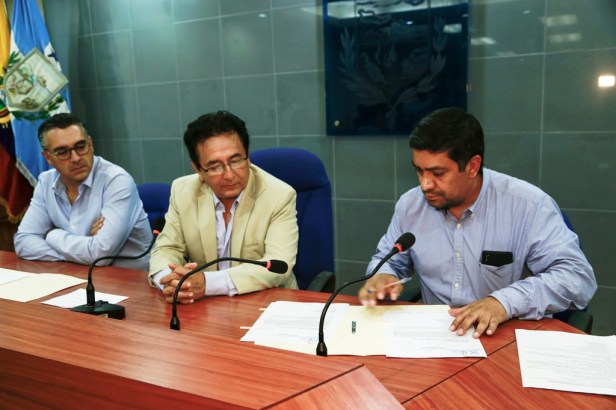 Par vial, firma contrato