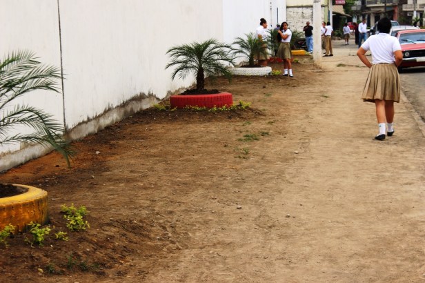 Acera frente a UE Amazonas, Chone
