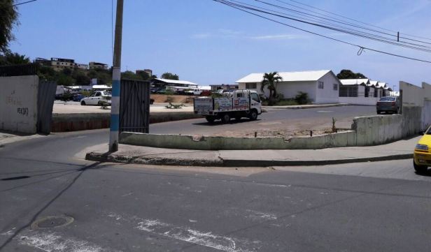 Calle de acceso al Nuevo Tarqui, 2