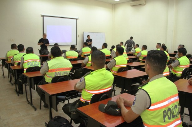 Capacitación policial, aula llena
