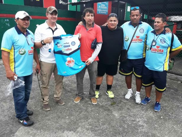 Donante recibe camiseta del Grecia