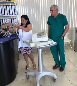 Electrocardiógrafo, en pedestal