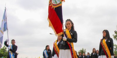 Ceremonia de juramento a la bandera en el patio de la UE María Auxiliadora de Manta.