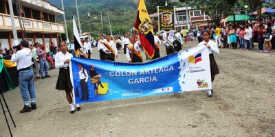 Delegación de unidad educativa desfila en honor del aniversario parroquial de Ricaurte, Chone.