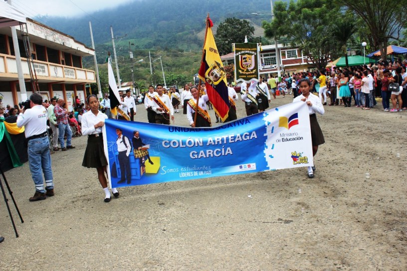 Delegación de unidad educativa desfila en honor del aniversario parroquial de Ricaurte, Chone.