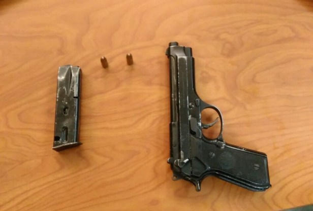 Arma de fuego decomisada en Manta.