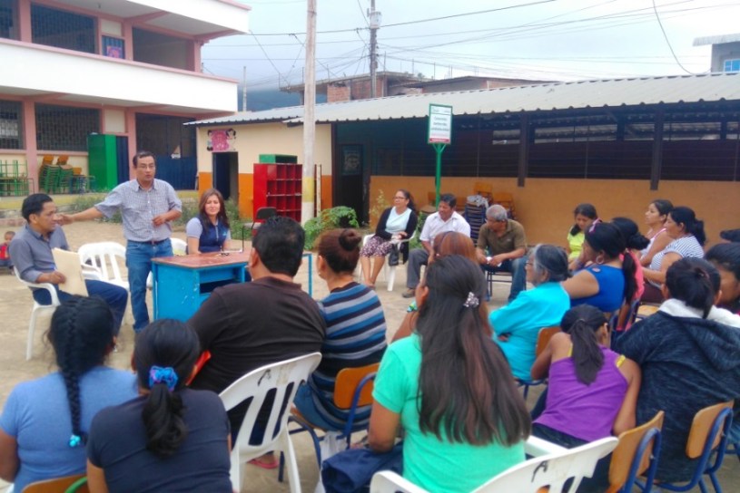Delegados del GAD de Montecristi y de BANECUADOR exponen los servicios de sus respectivas instituciones. Bajo del Pechiche, Montecristi.