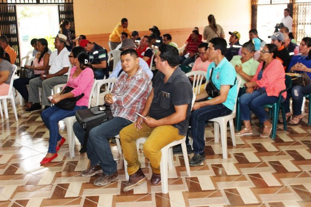 Dirigentes agropecuarios de Chone asisten a una jornada de capacitación ofrecida por el capítulo de Chone de la Cámara Junior Internacional.