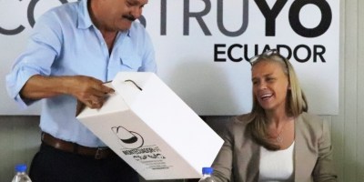 Asambleísta Carlos Bergmann obsequia un recuerdo manabita a la embajadora de la Unión Europea en Ecuador, Van Steen.