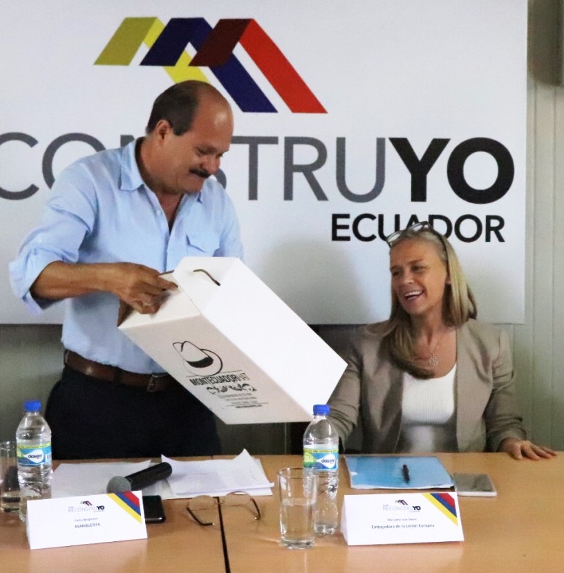 Asambleísta Carlos Bergmann obsequia un recuerdo manabita a la embajadora de la Unión Europea en Ecuador, Van Steen.