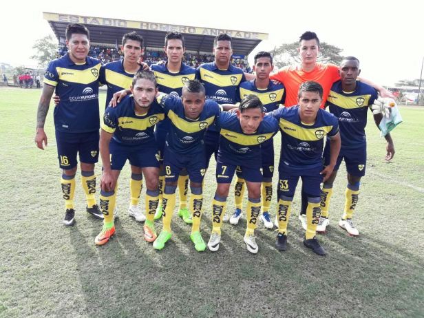 Equipo de fútbol Chacaritas, de Pelileo (Tungurahua), posando en el Estadio Homero Andrade de Chone.