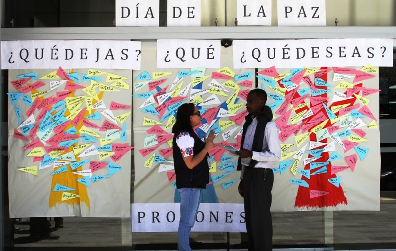 Mural con propuestas del público para vivir en paz, Quito.