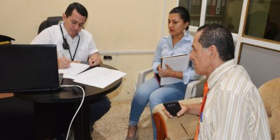 Guillermo Rodríguez, jefe del Cuerpo de Bomberos de Chone, da información al periodista Carlos Caicedo Dueñas.