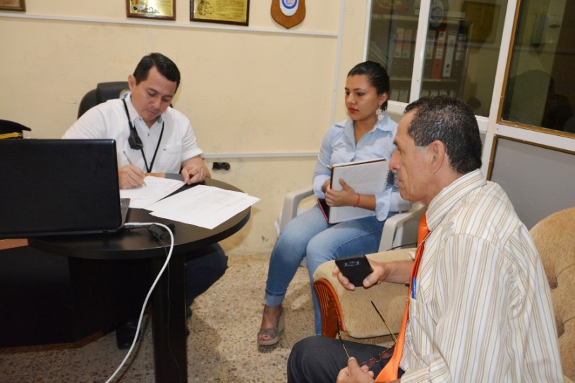 Guillermo Rodríguez, jefe del Cuerpo de Bomberos de Chone, da información al periodista Carlos Caicedo Dueñas.