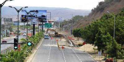 Desplazan hacia el lado derecho un acueducto de Manta enterrado bajo la Avenida de la Cultura.