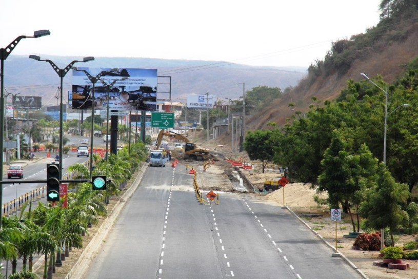 Desplazan hacia el lado derecho un acueducto de Manta enterrado bajo la Avenida de la Cultura.
