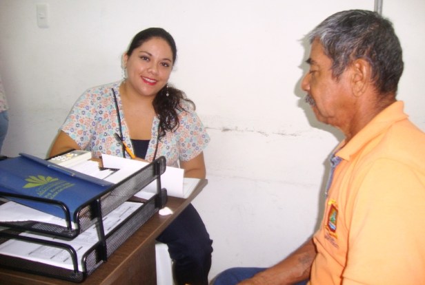 Directora del Centro Médico Municipal de Montecristi atiende a un trabajador de la entidad.