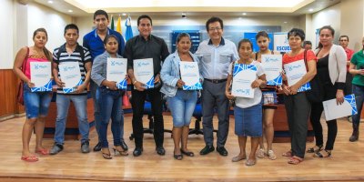 El alcalde de Manta, Jorge Zambrano y el concejal Johnny Mera, con algunos beneficiarios de la legalización de sus tierras en Manta.