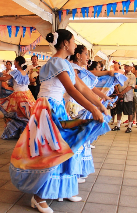 Baile folklórico en la Feria Sabores del Mundo, Nuevo Tarqui comercial, Manta.