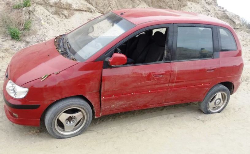 Automóvil Hyundai Matrix recuperado por la Policía en la ciudad de Manta.