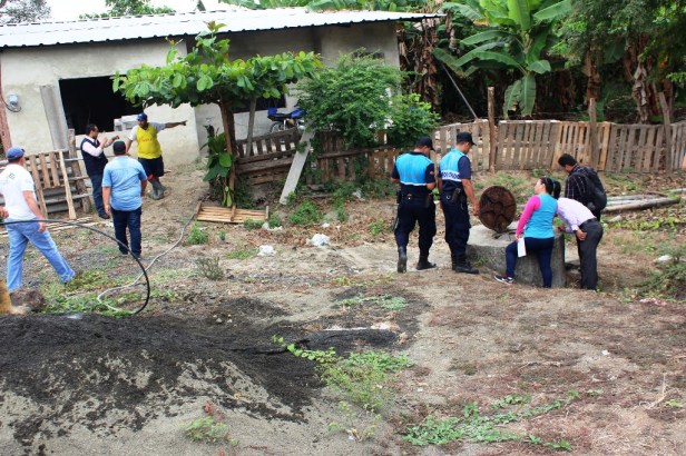 Inspección ambiental en el sistema de alcantarillado de Canuto, Chone.