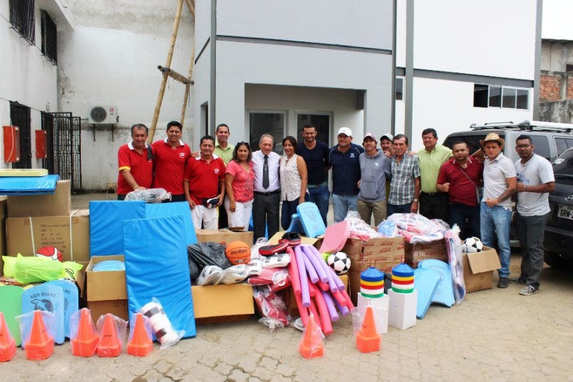 Instrumentos deportivos entregados por el alcalde a las escuelas municipales de Chone.