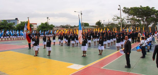 Vista panorámica de la ceremonia de juramento a la bandera ecuatoriana en el patio de la Unidad Educativa María Auxiliadora de Manta.