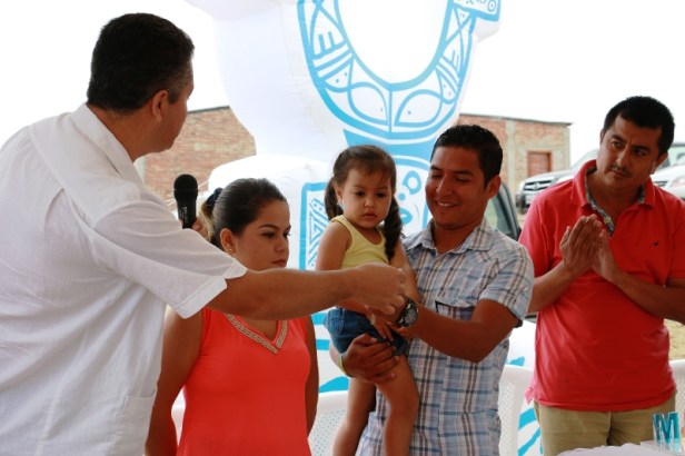 Ministerio del Verbo entrega casa a damnificados del terremoto, en Manta.