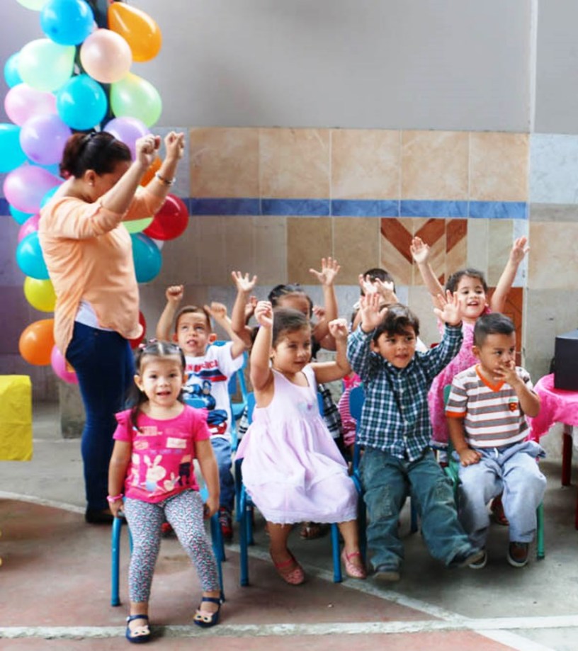 Niños pequeñitos muestran su extraversión frente al público que concurrió a la casa abierta del Centro de Desarrollo Infantil del Patronato municipal de Manta, Manabí.