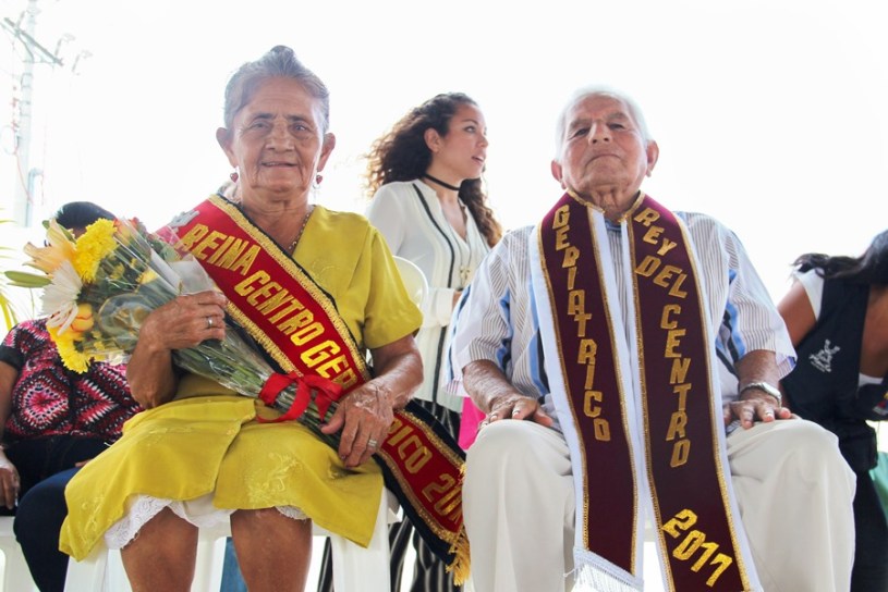 La reina y el rey de los adultos mayores de Manta, durante la celebración del día mundial instituido en beneficio de su grupo social. Manta, Manabí.