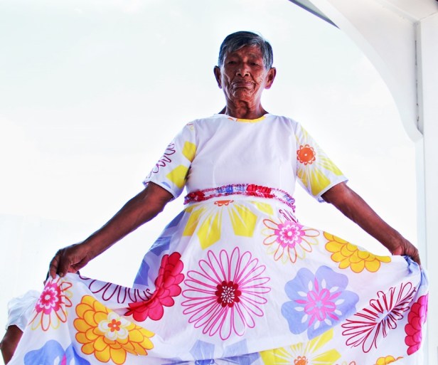 Una adulta mayor baila folclor