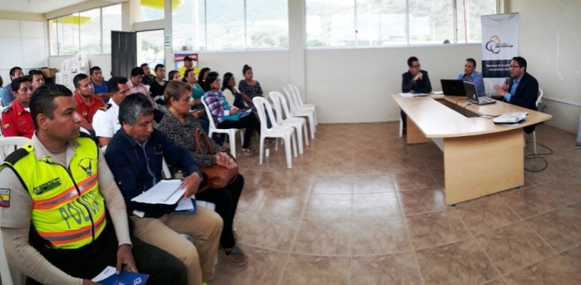 El presidente del Consejo de la Judicatura de Manabí dialoga en Puerto López con representantes de este cantón manabita.