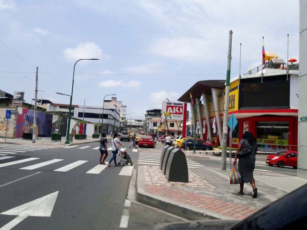 Aspecto de la Calle 13 de Manta, en el tramo donde se hallan la Plaza San Marcos y el Sindicato de Choferes Profesionales de Manta. Manabí, Ecuador.