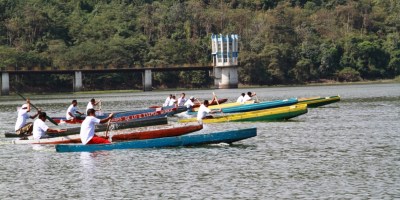 Canoeros compiten por premios en la Regata Aldo Cano Patiño de la represa La Esperanza del Cantón Bolívar. Manabí, Ecuador.