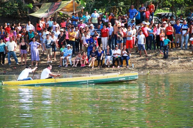 Espectadores de la Regata Aldo Cano Patiño en la represa La Esperanza del Cantón Bolívar. Manabí, Ecuador.