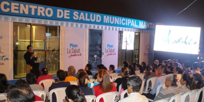 El alcalde Jorge Zambrano inaugurando el Centro Municipal de Salud en la Ciudadela La Aurora. Manta, Ecuador.