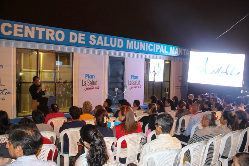 El alcalde Jorge Zambrano inaugurando el Centro Municipal de Salud en la Ciudadela La Aurora. Manta, Ecuador.