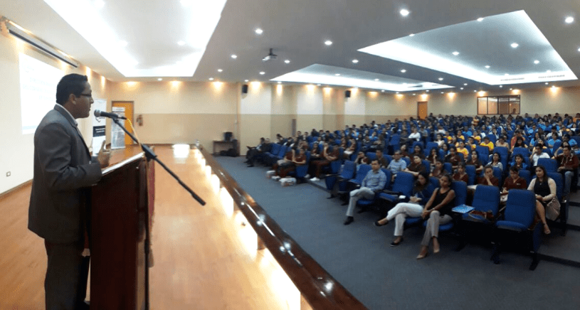 El director provincial del Consejo de la Judicatura de Manabí, Vinicio Baquezea, pronuncia charla sobre violencia de género para estudiantes de la Universidad San Gregorio de Portoviejo. Manabí, Ecuador.