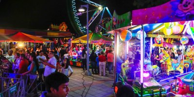 Feria comercial itinerante estacionada en el Nuevo Tarqui de la ciudad de Manta. Manabí, Ecuador.