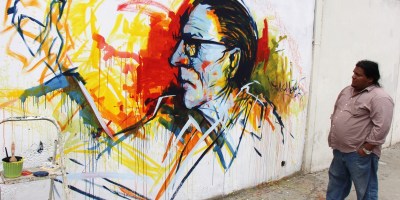 Efigie de Hugo Mayo en un mural en Manta. Lo observa su autor, Freddy Fiallos (Dadá).
