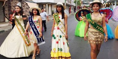 Reinas cantonales de Montecristi, Manabí, en el Pregón Octubrino de los actos conmemorativos de la gesta independentista del 23 de octubre de 1820.
