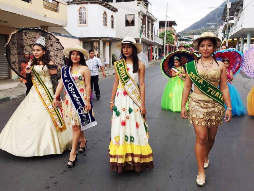Reinas cantonales de Montecristi, Manabí, en el Pregón Octubrino de los actos conmemorativos de la gesta independentista del 23 de octubre de 1820.